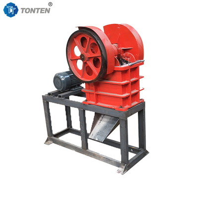 La machine de concassage des roches de gravier est une petite machine à concassage de mâchoires portable